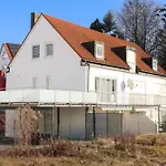 Cruwzo - Modern Centrally Located Apartment With Parking
