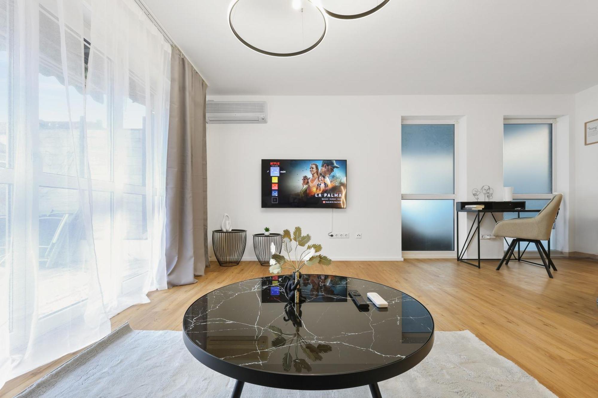 Cruwzo - Modern Centrally Located With Parking Apartment *