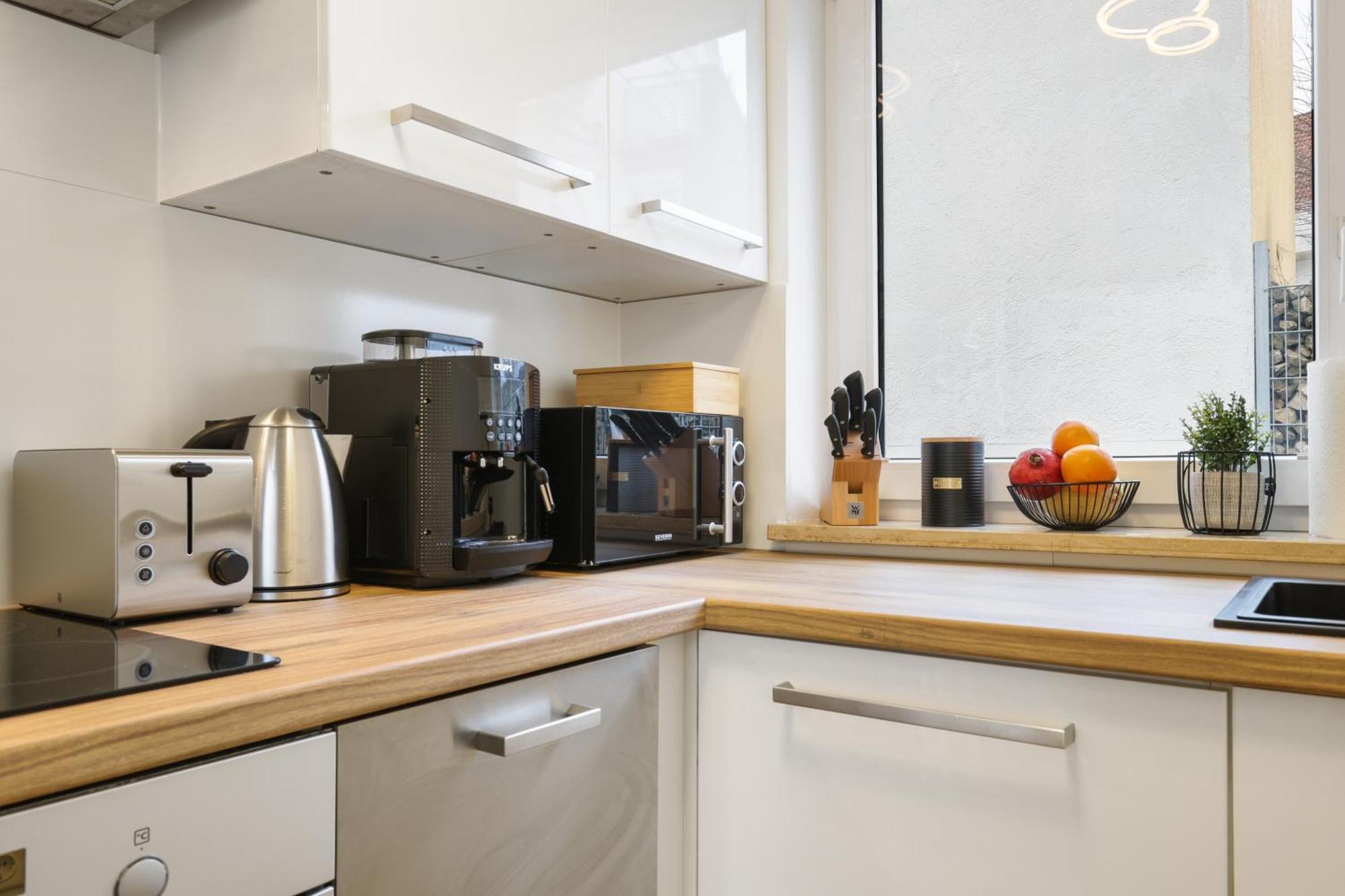 Cruwzo - Modern Centrally Located With Parking *