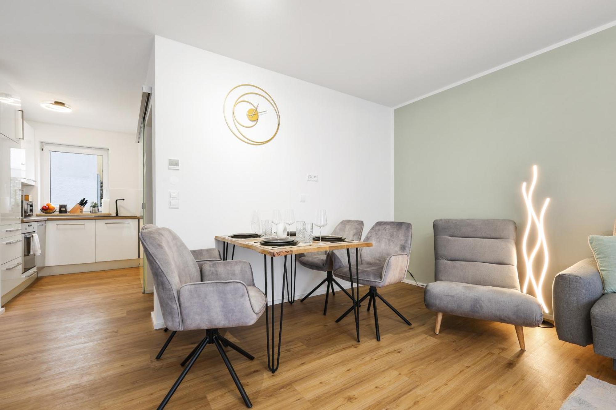 Cruwzo - Modern Centrally Located With Parking *