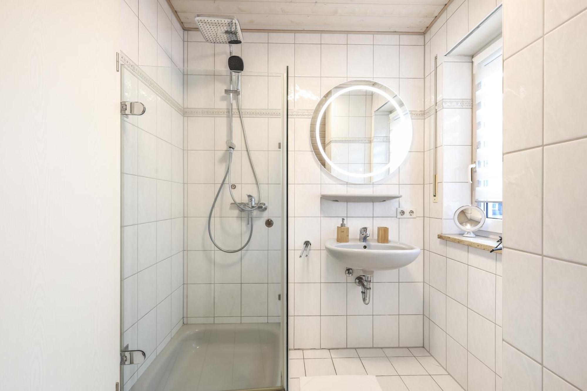 Cruwzo - Modern Centrally Located With Parking *