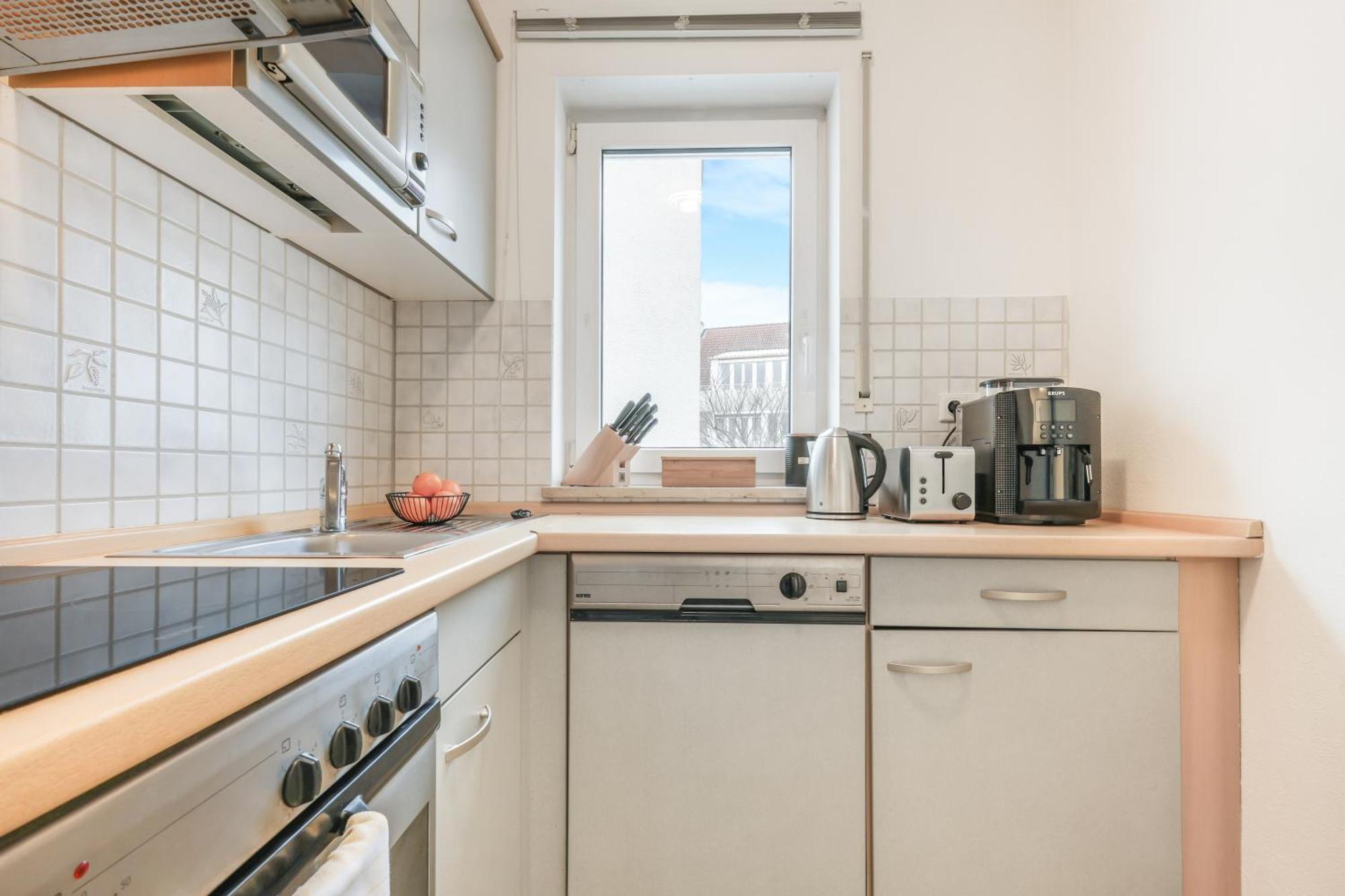 Cruwzo - Modern Centrally Located With Parking Apartment