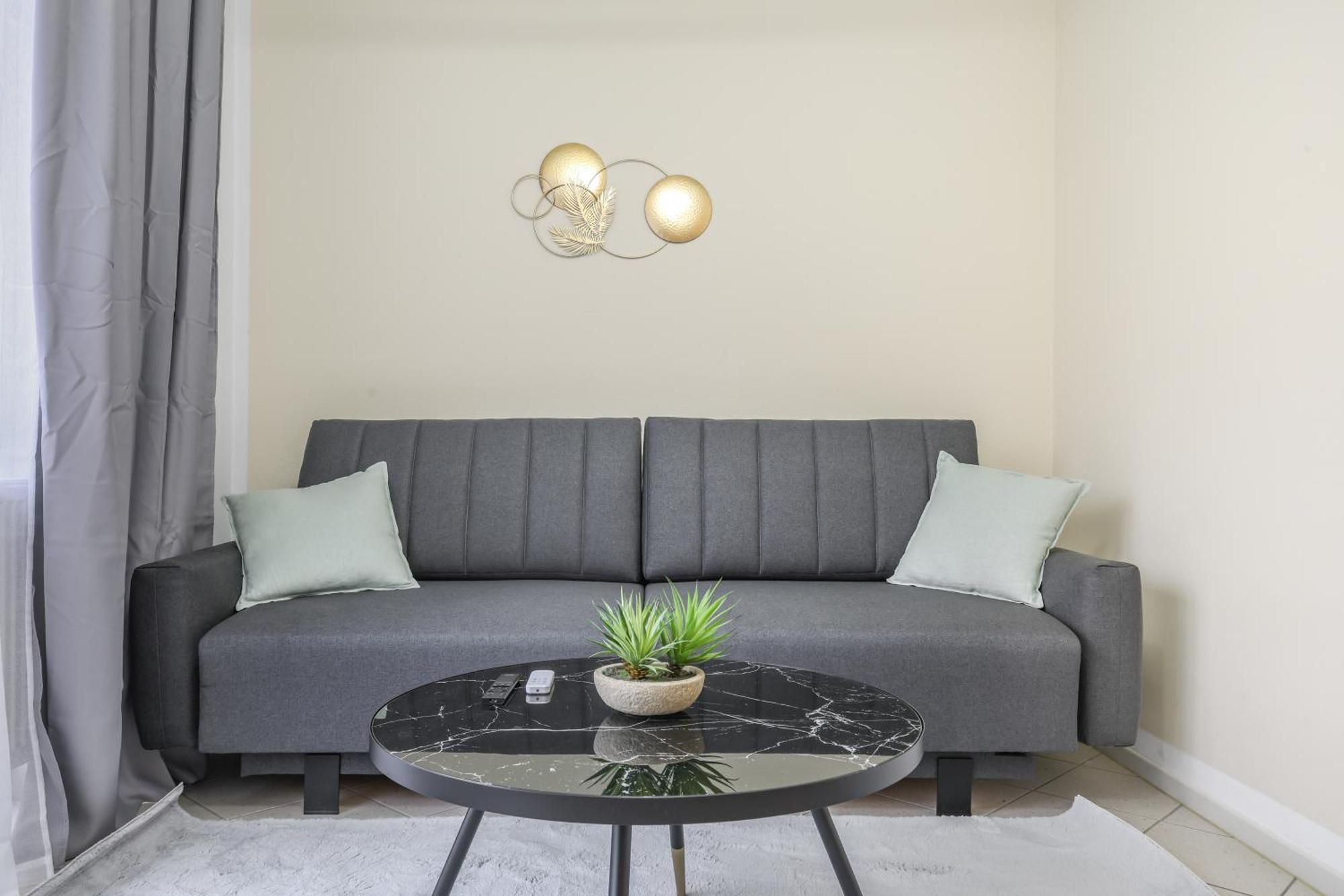 Cruwzo - Modern Centrally Located With Parking *