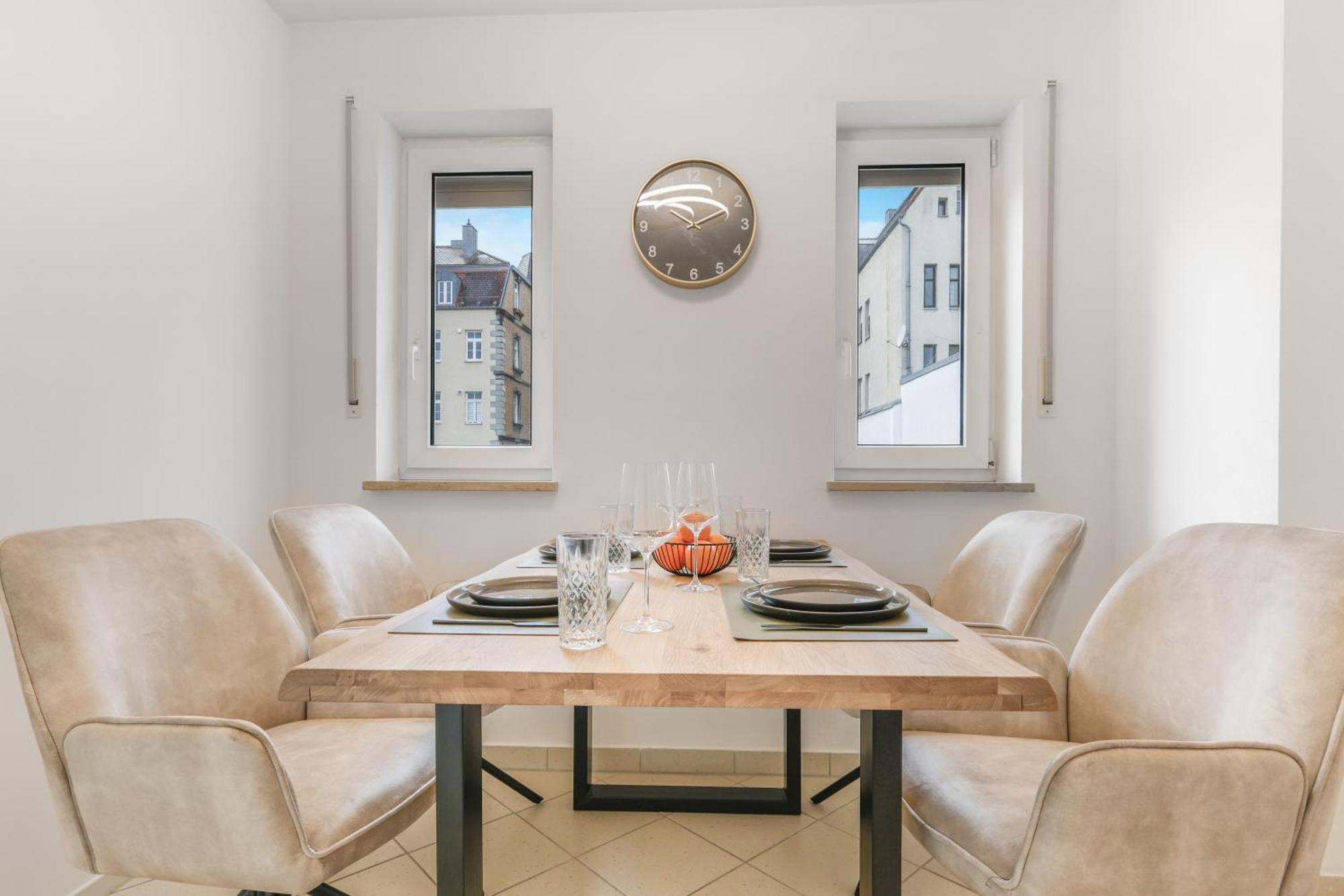 Cruwzo - Modern Centrally Located With Parking