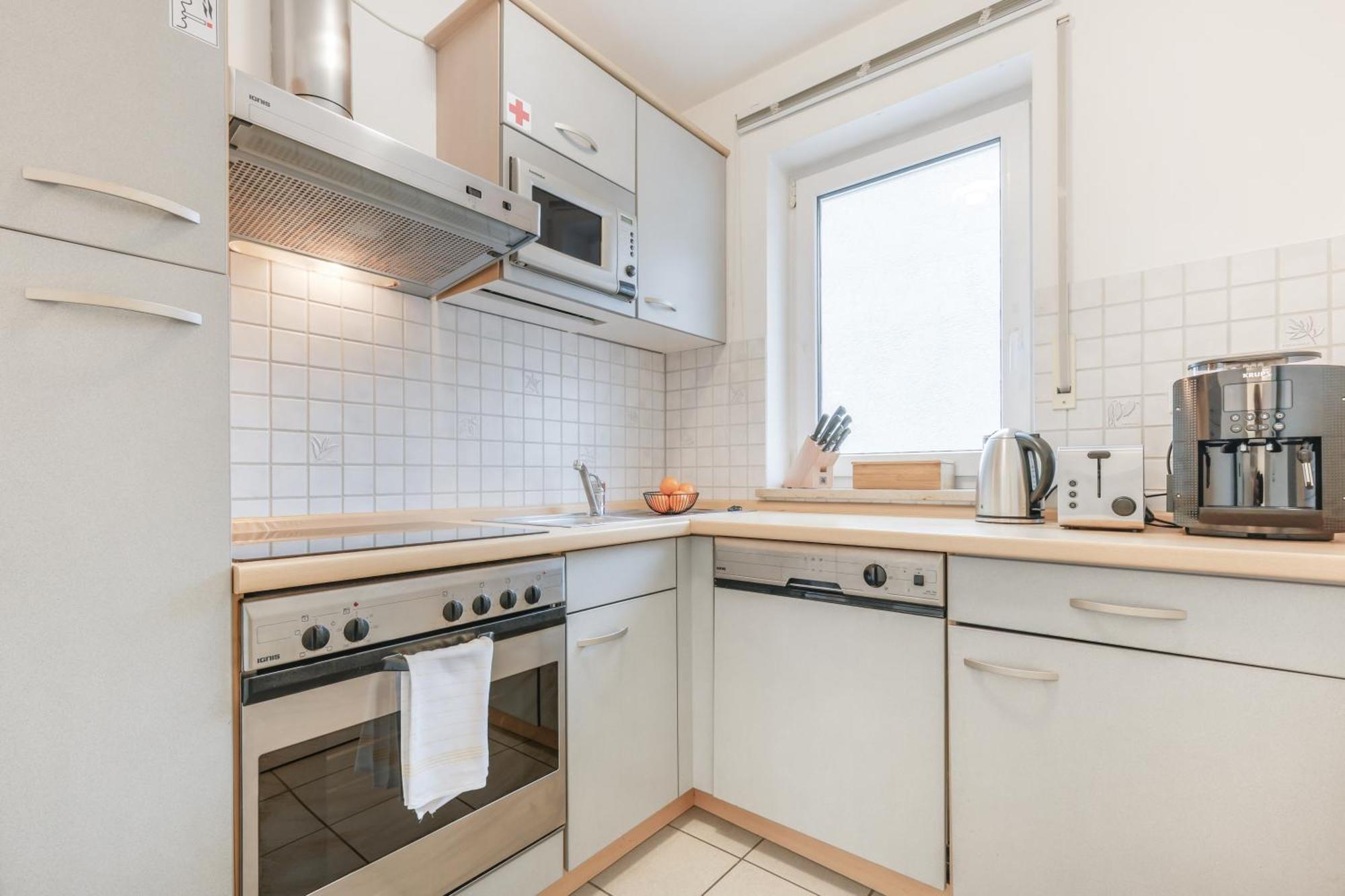 Cruwzo - Modern Centrally Located With Parking Apartment