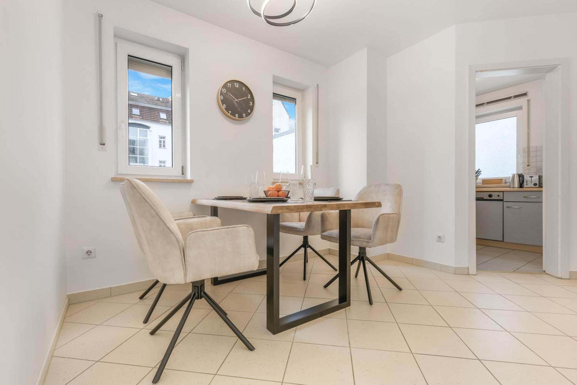 Cruwzo - Modern Centrally Located With Parking Apartment *