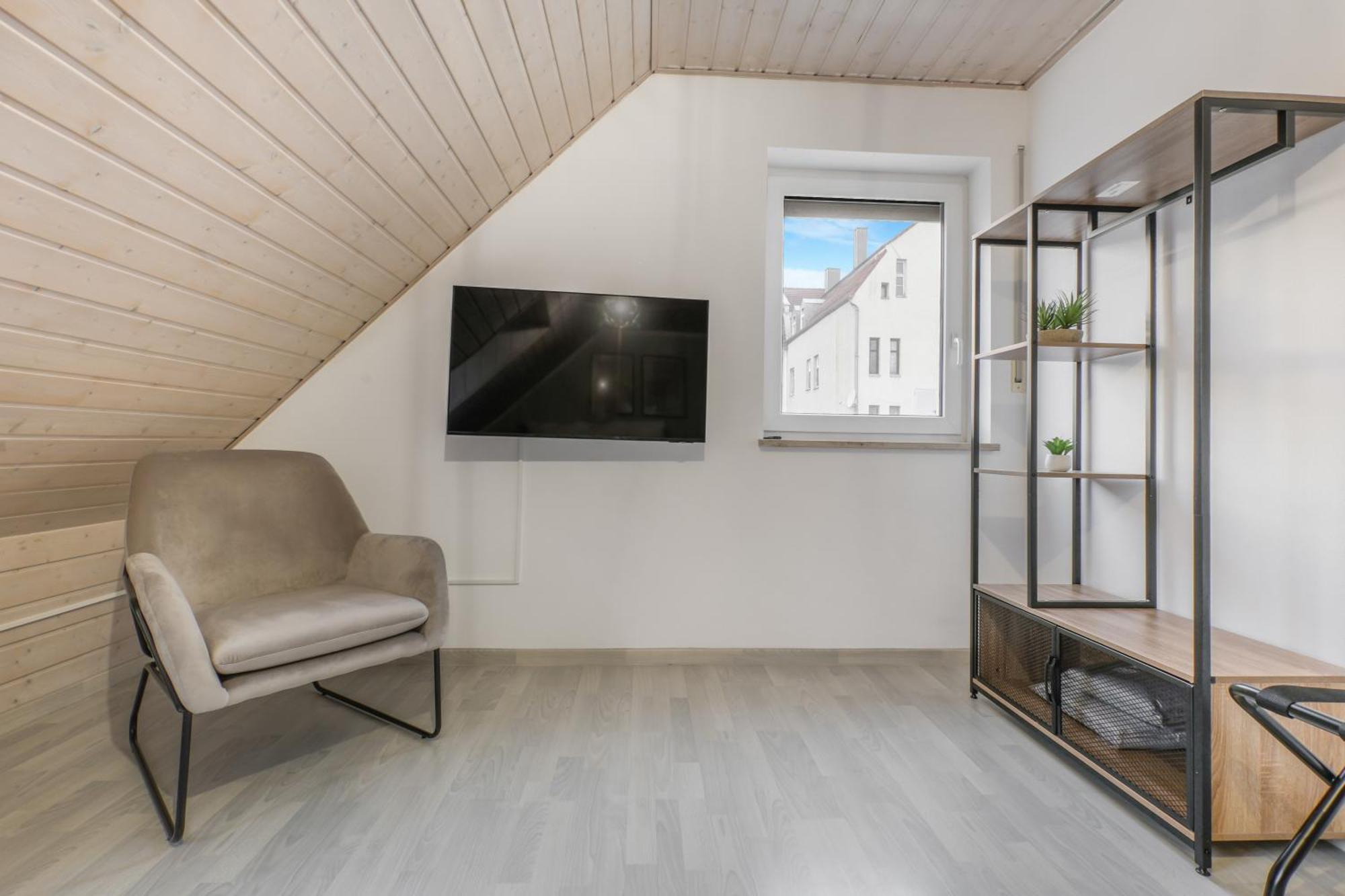 Cruwzo - Modern Centrally Located With Parking *