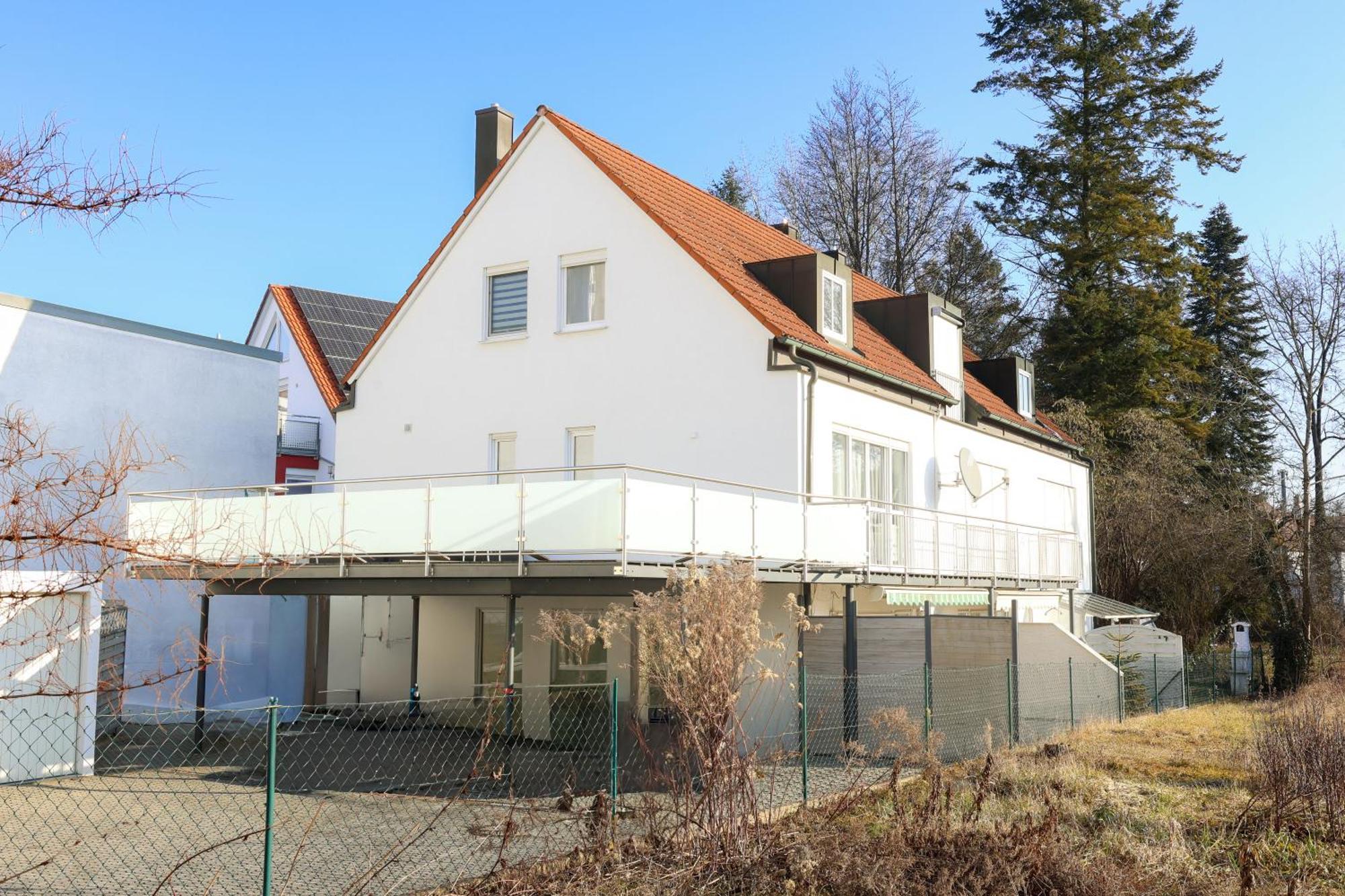 Cruwzo - Modern Centrally Located With Parking *